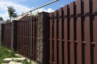 Забор из евроштакетника с кирпичными столбами 25 метров фото в Фряново