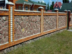 Кирпичный забор с камнем 12 метров фото в Фряново