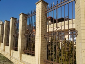 Кирпичный забор с ковкой  10 метров фото в Фряново
