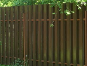 Забор из евроштакетника с бетонированием столбов 12 метров фото в Фряново