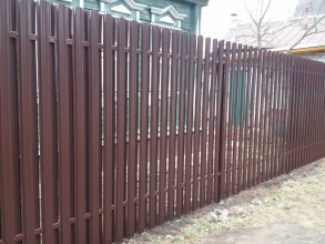 Забор из евроштакетника с бетонированием столбов 150 метров фото под ключ