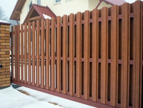 Забор из евроштакетника с кирпичными столбами 200 метров фото в Фряново