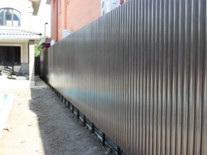 Забор из евроштакетника на ленточном фундаменте 57 метров фото в Фряново