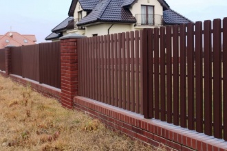 Забор из евроштакетника с кирпичными столбами 8 соток фото в Фряново